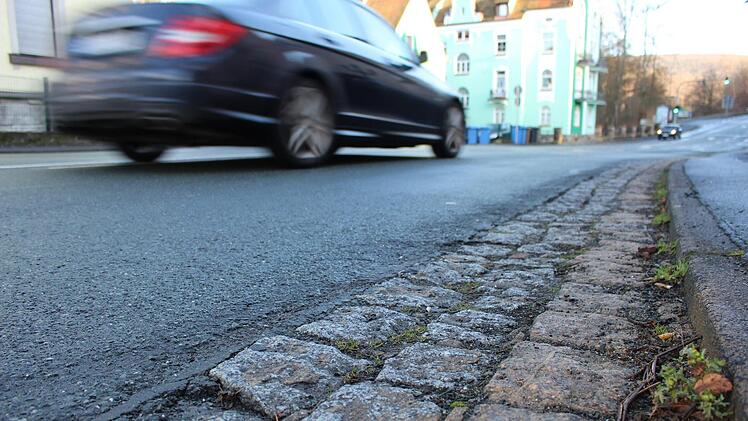 Im Staatsbad rollen die Autos über eine holprige und wenig repräsentative Straße. Foto: Julia Raab