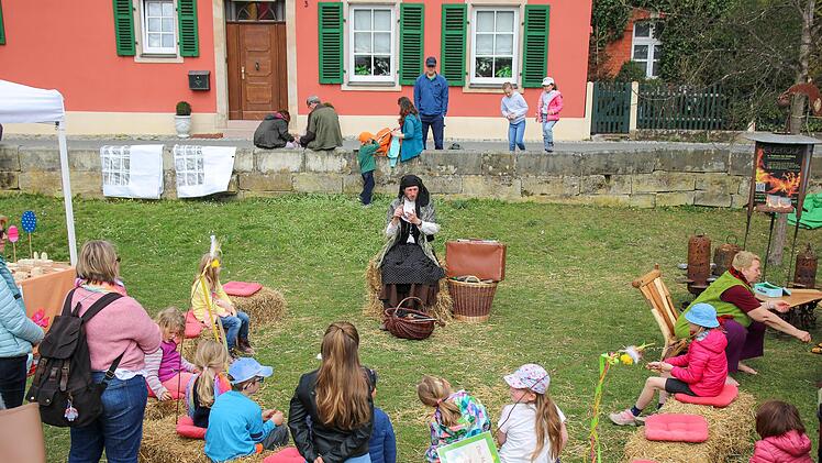 Das Marktweibla hatte f&uuml;r die Kinder spannende Geschichten im Gep&auml;ck. Foto: Romy Denk