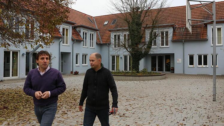 Die Heimleiter Otto Bezold und  Manfred Kümmelmann vor dem  Jugendheim der Caritas in  Pettstadt Foto:   Barbara Herbst