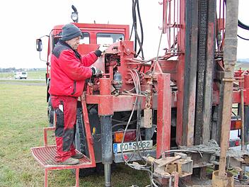 Die Arbeit im Schatten der Staatsstraße zwischen Wiesenfeld und Neida ist unauffällig und doch spektakulär: Still und leise schiebt sich der Bohrkopf bis zu zwölf Meter tief in die Erde. Foto: Oliver Schmidt