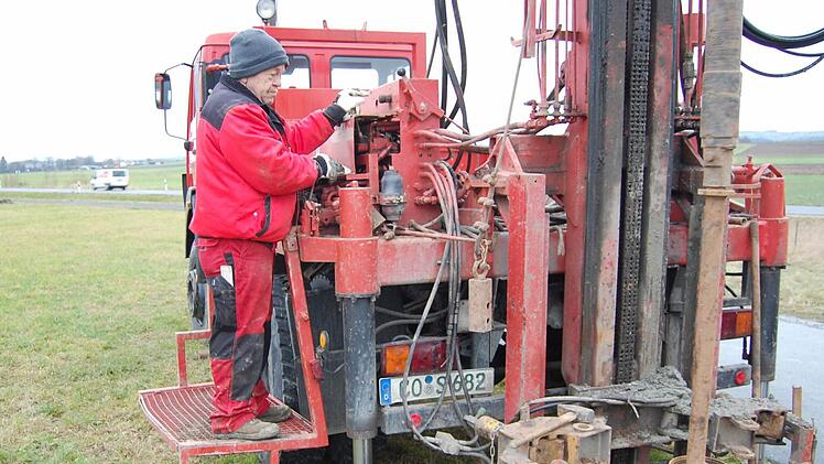 Die Arbeit im Schatten der Staatsstraße zwischen Wiesenfeld und Neida ist unauffällig und doch spektakulär: Still und leise schiebt sich der Bohrkopf bis zu zwölf Meter tief in die Erde. Foto: Oliver Schmidt