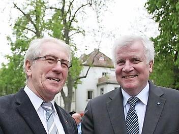 Zwei, die sich verstehen: Ministerpräsident Horst Seehofer und Thundorfs Bürgermeister Anton Bauernschubert (links).  Foto: Heike Beudert