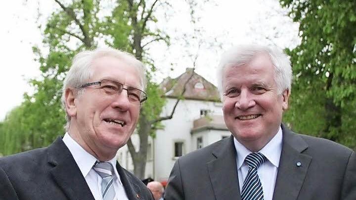 Zwei, die sich verstehen: Ministerpräsident Horst Seehofer und Thundorfs Bürgermeister Anton Bauernschubert (links).  Foto: Heike Beudert