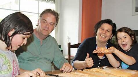 Selbst gemacht schmeckt einfach am besten, finden Jasmin, Robert, Uschi und Mona Prawitz. Und so kommen häufig sogar Nudeln aus eigener Produktion auf den Tisch.  Fotos: Dagmar Besand