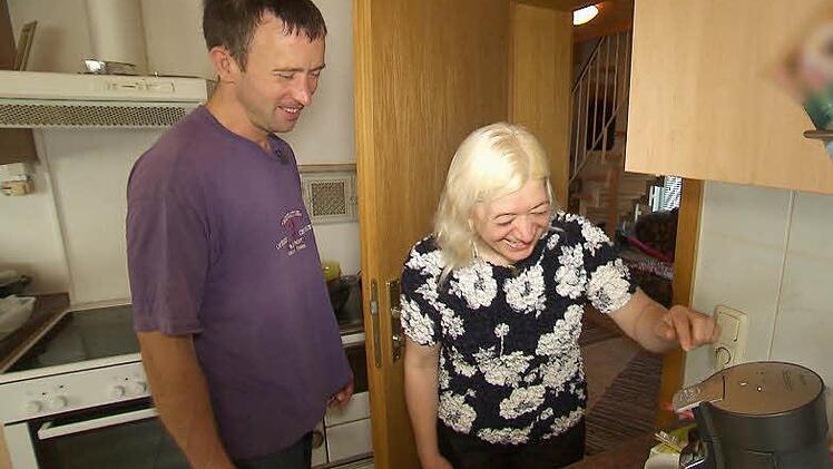 Bauer Rainer und Heike haben große Probleme mit der Kaffeemaschine. Foto: RTL "Alle Infos zu "Bauer sucht Frau" im Special bei RTL.de: www.rtl.de/cms/sendungen/bauer-sucht-frau.html © RTL