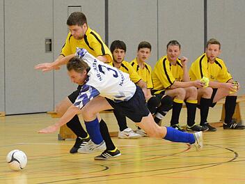 Nicht zu stoppen; Zum besten Schützen des Schiedsrichter-Turniers wurde Hermann Freibott gewählt, dessen Vorstoß im Spiel gegen Haßfurt die Kollegen aus der Schiedsrichtergruppe Bad Kissingen von der Bank aus verfolgen. Foto: ssp