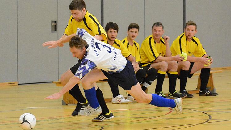 Nicht zu stoppen; Zum besten Schützen des Schiedsrichter-Turniers wurde Hermann Freibott gewählt, dessen Vorstoß im Spiel gegen Haßfurt die Kollegen aus der Schiedsrichtergruppe Bad Kissingen von der Bank aus verfolgen. Foto: ssp