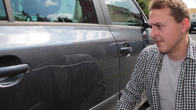 Ein langer Kratzer zieht sich über die hintere Tür des Skoda, der Schaden ist mutwillig verursacht worden. Lukas Vießmann ist sich sicher: In der Breslauer Straße ist ein Serientäter am Werk. Foto: Jürgen Gärtner