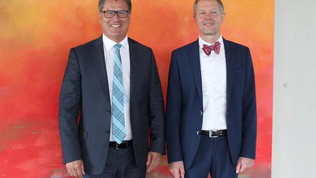 Der Vertriebsvorstand der Bank, Horst Amon zusammen mit Thomas Meuche (v.l.) Foto: Doris Lochner / Raiffeisenbank Seebachgrund