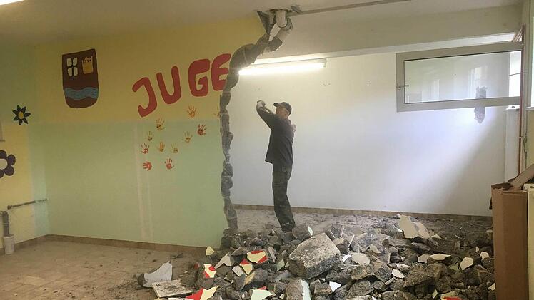 "Aus drei mach´ eins": Das Abbruch-Kommando der DJK Schondra hat aus ehemals drei kleinen Räumen der Jugendgruppe einen 70 Quadratmeter großen Fitness-Raum geklopft und gestemmt.  Foto: DJK Schondra