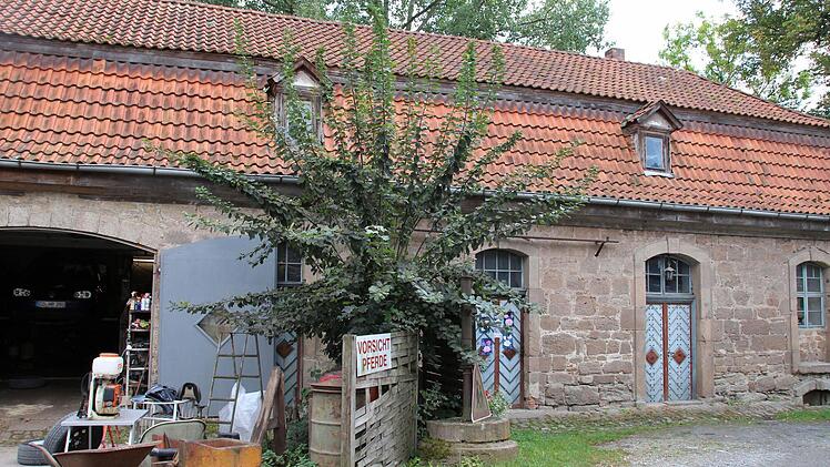 Das ehemalige Brauhaus in Niederfüllbach beherbergt nun mehrere Garagen und eine Wohnung im Obergeschoss.