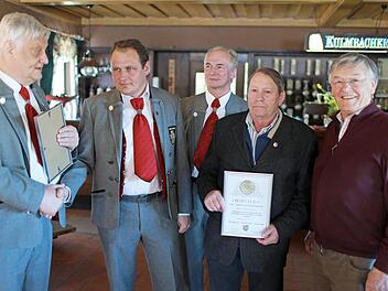 Bei der Ehrung (v. l.): Willi Müller, Bernhard Eckert, Dirigent Ludwig Ebenhack, Alfred Otzmann und Peter Schmitt  Foto: Franz Galster