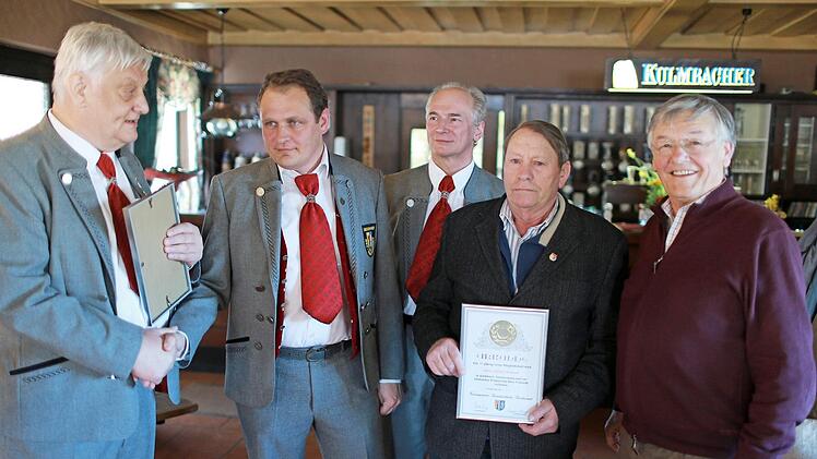 Bei der Ehrung (v. l.): Willi Müller, Bernhard Eckert, Dirigent Ludwig Ebenhack, Alfred Otzmann und Peter Schmitt  Foto: Franz Galster