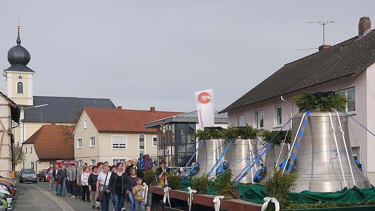 In Gleußen standen viele Menschen an der Straße, um die Ankunft der neuen Glocken für die evangelische Kirchengemeinde  live mitzuerleben. Nach Pfingsten wird das neue Geläut erstmals zu hören sein.Berthold Köhler