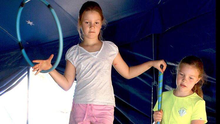 Mit der Hilfe von Lani (9 Jahre, rechts) klappte es bei Sonora (8) schon ganz gut.