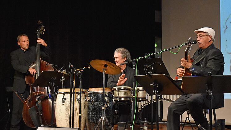 Das Trio "Azul" mit (von links) Kurt Holzkämper, Omar Plascencia Léon und Anibal Civilotti unterstrich die Lesung von Suzanne Borsody mit lateinamerikanischer Musik.Ulrike Langer