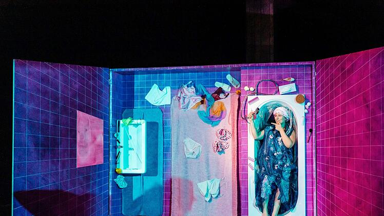 "Neues vom Tage": Szene aus der Coburger Erstaufführung von Paul Hindemiths Oper am Landestheater.Foto: Sebastian Buff