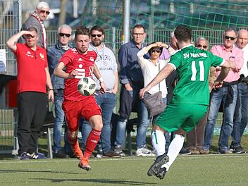 "Fl&uuml;gelflitzer" Fabian Carl (rot) ist einer von mehreren Spielern, die aus Verletzungsgr&uuml;nden nicht f&uuml;r den FCC auflaufen k&ouml;nnen.  Foto: Timo Geldner