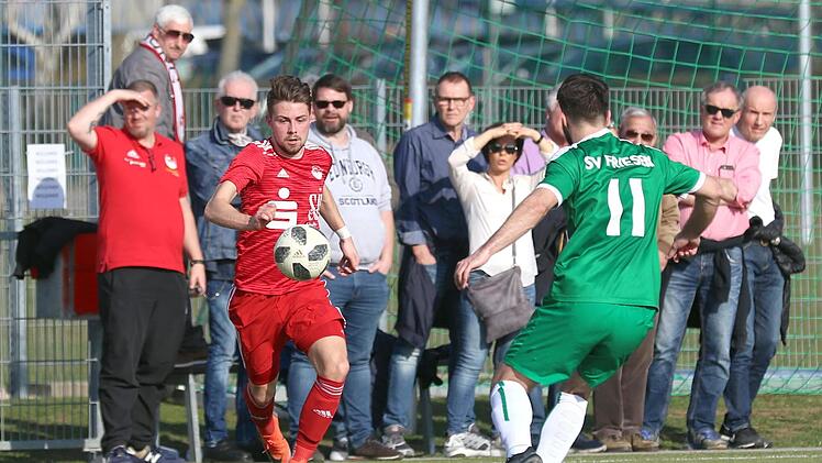"Fl&uuml;gelflitzer" Fabian Carl (rot) ist einer von mehreren Spielern, die aus Verletzungsgr&uuml;nden nicht f&uuml;r den FCC auflaufen k&ouml;nnen.  Foto: Timo Geldner