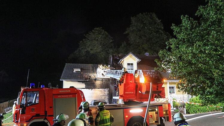 Ein Fahrzeugbrand hat am Mittwoch in Weismain einen enormen Schaden verursacht. Foto: NEWS5 / Merzbach