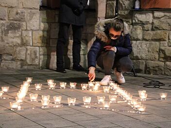 Ein Licht für jeden Namen: Mit Kerzen erinnert die Stadt an jüdische Bürger, die während der Nazi-Zeit ermordet wurden. Foto: Ulrike Müller
