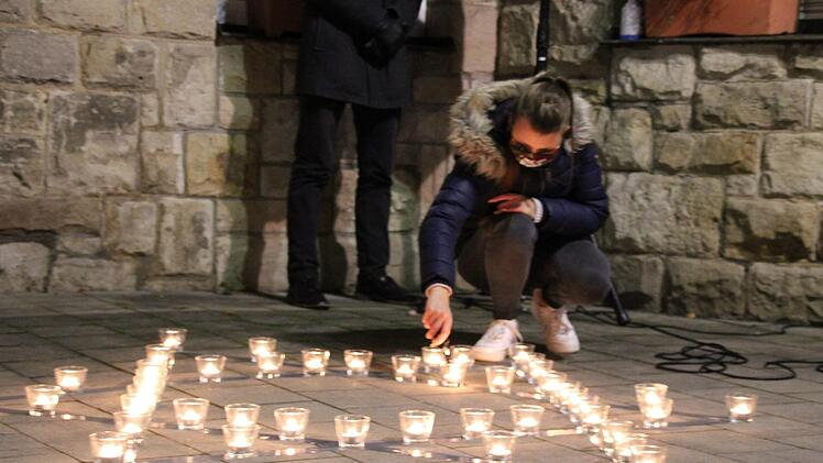 Ein Licht für jeden Namen: Mit Kerzen erinnert die Stadt an jüdische Bürger, die während der Nazi-Zeit ermordet wurden. Foto: Ulrike Müller