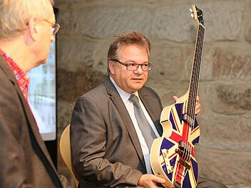 Klaus Schöller von der Firma Höfner erzählte die Geschichte, wie Paul McCartney zu einer Bassgitarre aus Bubenreuth kam. Foto: Barbara Herbst