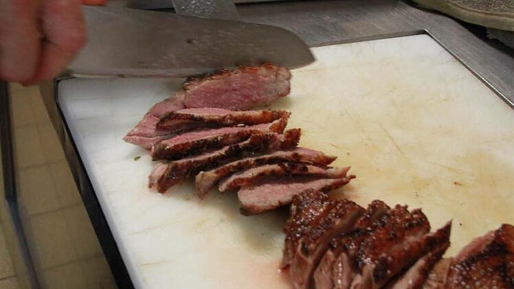 Der Braten wird zerteilt und appetitanregend angerichtet.