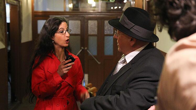 Stellt die richtigen Fragen: die Reporterin, gespielt von Sara Teber-Tok. Foto: Michael Gründel