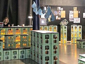 Eine bunte Bar hatten die angehenden Innenarchitekten mit wenig Budget und einfachen Mitteln im Hofbrauhaus aufgebaut.