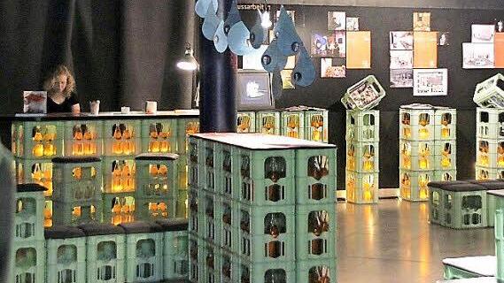 Eine bunte Bar hatten die angehenden Innenarchitekten mit wenig Budget und einfachen Mitteln im Hofbrauhaus aufgebaut.