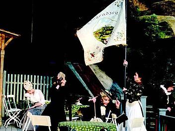 Tumult um die Fahne des Findelhausvereins. In der Mitte Frau Rentbeamte Wanninger (Veronika von Quast). Foto: Luisenburg-Festspiele/Florian Miedl