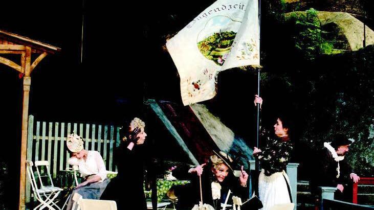 Tumult um die Fahne des Findelhausvereins. In der Mitte Frau Rentbeamte Wanninger (Veronika von Quast). Foto: Luisenburg-Festspiele/Florian Miedl