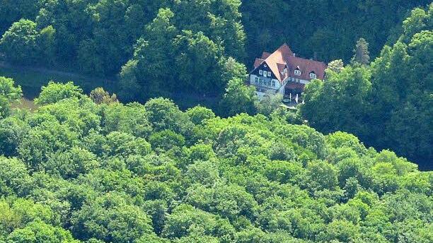 Der Stadtrat will die idyllisch am Hain gelegene Jugendherberge Wolfsschlucht retten, doch die Frage, bleibt, woher das Geld kommen soll.  Foto: Ronald Rinklef