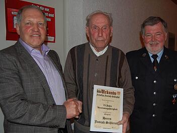 Besondere Auszeichnung: Joseph Schlereth (Mitte) gehört seit 75 Jahren der Feuerwehr Schlimpfhof an. Es gratulieren 2. Bürgermeister Manfred Manger (links) und Vorsitzender und 3. Bürgermeister Ewald Schlereth (rechts). Fotos: Günther Straub