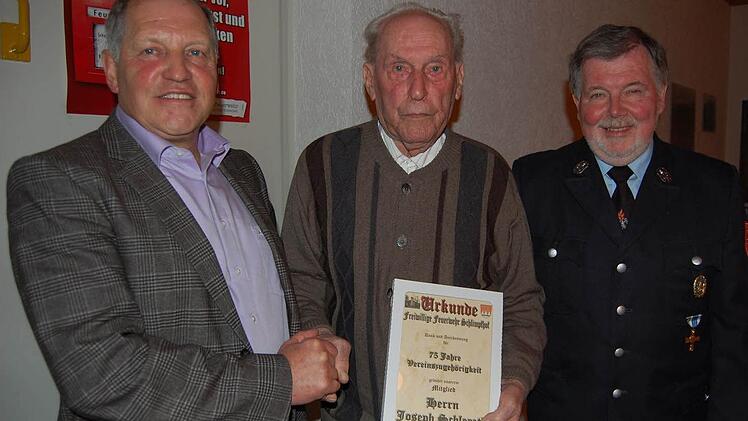 Besondere Auszeichnung: Joseph Schlereth (Mitte) gehört seit 75 Jahren der Feuerwehr Schlimpfhof an. Es gratulieren 2. Bürgermeister Manfred Manger (links) und Vorsitzender und 3. Bürgermeister Ewald Schlereth (rechts). Fotos: Günther Straub