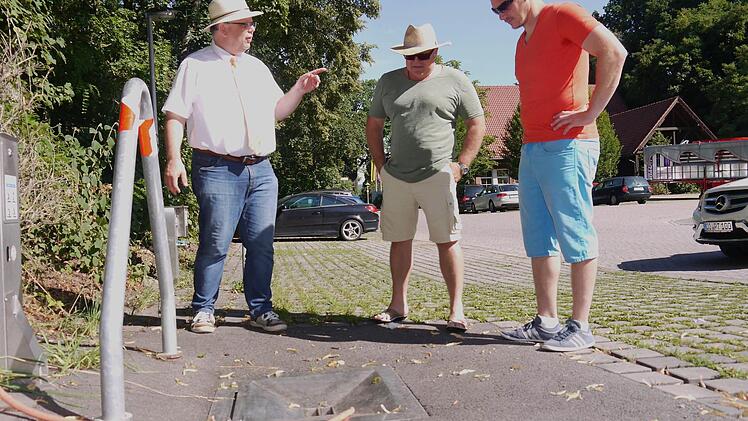 Ist in seinem Aufbau für Wohmobile suboptimal: der Abwasserschacht auf dem Schützenplatz. Das muss besser werden - meinen Martin Stingl, Heinz Kiesewetter und Andre Röttger. Foto: Berthold Köhler