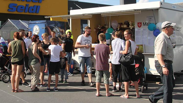 Die Kulmbacher ließen sich nicht zwei Mal bitten und feierten mit den Kindergartenkindern kräftig mit.