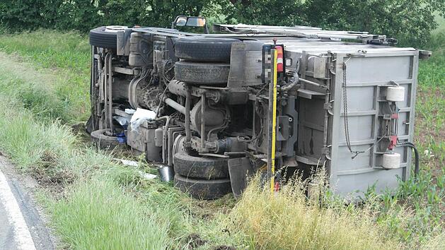 Ein mit Tierkadavern beladener Lkw ist gestern Vormittag bei Azendorf in einen Acker gefahren und umgekippt. Der 39-j&auml;hrige Fahrer aus dem Zulassungsbereich Greiz erlitt Prellungen und Sch&uuml;rfwunden. Foto: Peter M&uuml;ller