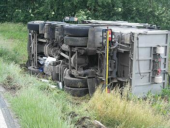 Ein mit Tierkadavern beladener Lkw ist gestern Vormittag bei Azendorf in einen Acker gefahren und umgekippt. Der 39-jährige Fahrer aus dem Zulassungsbereich Greiz erlitt Prellungen und Schürfwunden. Foto: Peter Müller