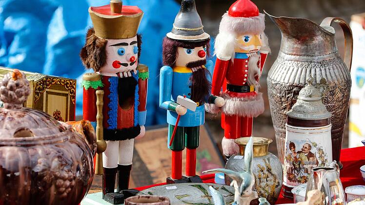 Beim Bamberger Antikmarkt kamen Liebhaber schöner alter Dinge voll auf ihre kosten. Foto: Matthias Hoch