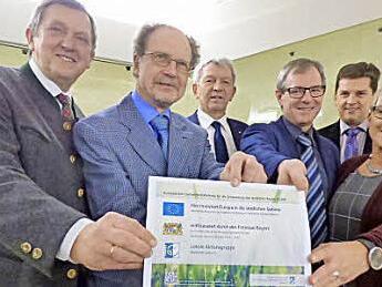 Mit dem Förderbescheid (von links) Bayreuths Landrat Hermann Hübner, Museumsleiter Rainer Hofmann, Bambergs Landrat Hans Kalb, Leader-Manager Heinz Hofmann, Pottensteins Bürgermeister Stefan Frühbeißer und Vizelandrätin Rosi Kraus.  Foto: Thomas Weichert
