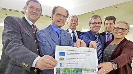 Mit dem Förderbescheid (von links) Bayreuths Landrat Hermann Hübner, Museumsleiter Rainer Hofmann, Bambergs Landrat Hans Kalb, Leader-Manager Heinz Hofmann, Pottensteins Bürgermeister Stefan Frühbeißer und Vizelandrätin Rosi Kraus.  Foto: Thomas Weichert