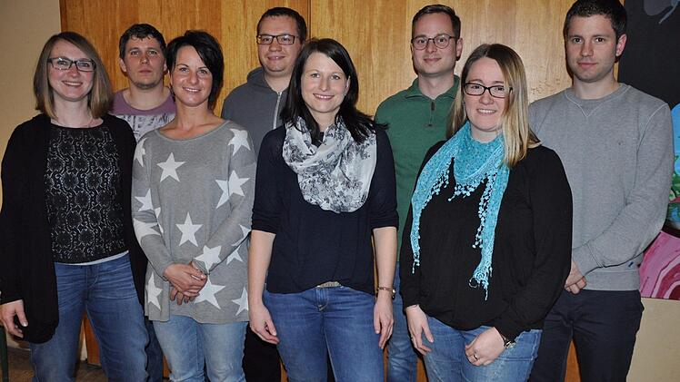 Theresa Will (von links), Tobias Müller (neuer stellvertretender Vorsitzender), Rebecca Leibold, Peer Stumpf, Verena Schneider, Niklas-Peter Möller, Anja Weber und Johannes Herbert wurden mit der Vereinsurkunde für 25-jährige Mitgliedschaft geehrt.  Foto: Petra Heurich