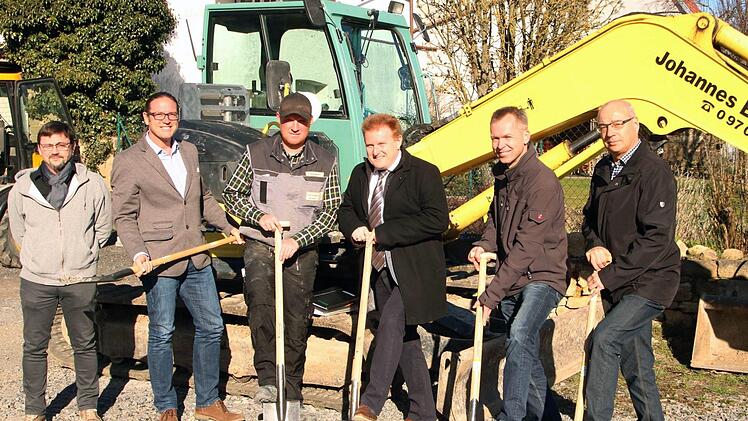 Beim ersten Spatenstich für den neuen Dorfplatz und die Ludwigstraße in Poppenlauer: Alexander Bach (Architektur- und Ingenieurbüro Perleth), Joachim Perleth, Michael Deutschendorf (Johannes Burger Bau GmbH), Bürgermeister Matthias Klement, André Lohmann (Architektur- und Ingenieurbüro Perleth) und Elmar Dusold (Baurconsult).