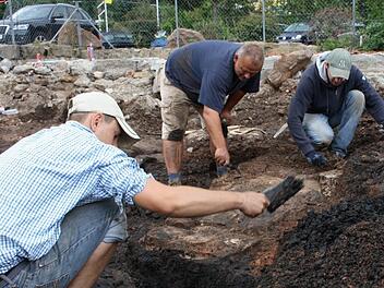 Archäologen bei einer Ausgrabung in Bad Brückenau. Foto: Ralf Ruppert