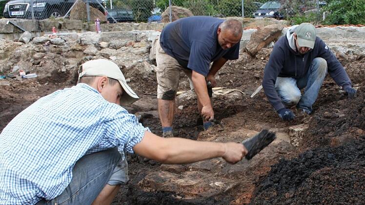 Archäologen bei einer Ausgrabung in Bad Brückenau. Foto: Ralf Ruppert