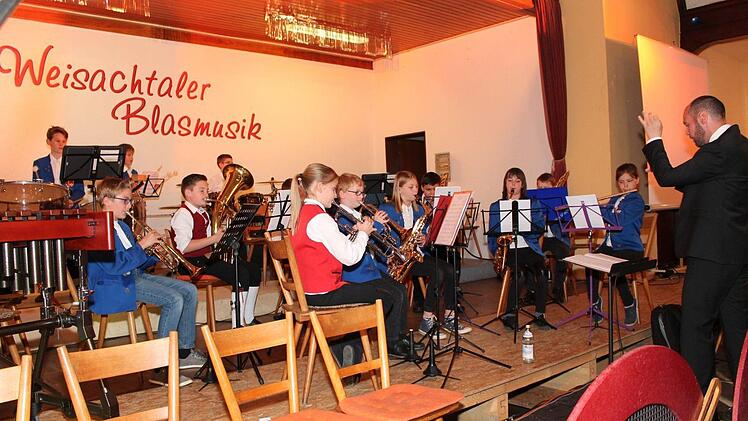 Das Orchester "Windspiel" von der Musikschule Ebern eröffnete mit eingängigen Weisen das Frühjahrskonzert der "Weisachtaler Blasmusik".