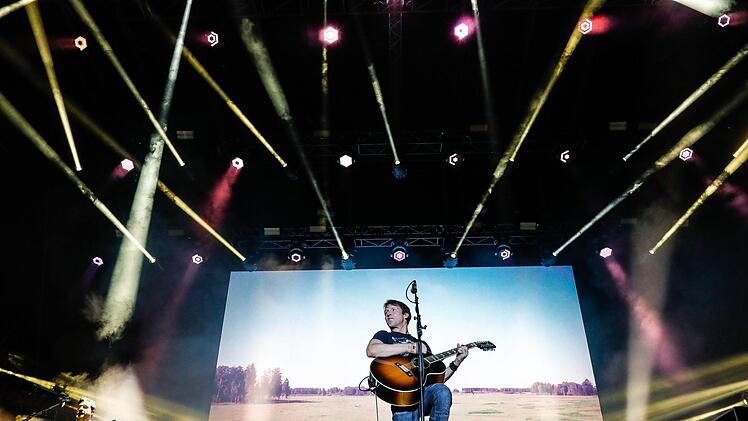 Umjubeltes Konzert: James Blunt begeisterte 6000 Besucher auf dem Coburger Schlossplatz.  Foto: Matthias Hoch