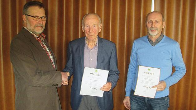 Vorsitzender Martin Holzinger (von links) dankte Helmut Kippes und Hermann Hoos mit einer Urkunde f&uuml;r ihre Treue zum Imker-Verein.  Winfried Ehling